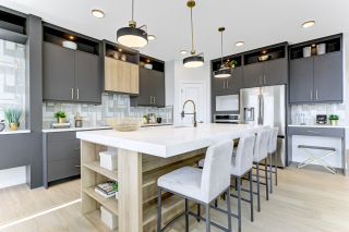 Functional kitchen with modern finishes in Venetian model