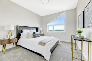 Secondary bedroom with natural light in Venetian model